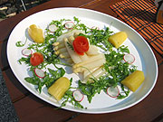 Bayerisch oder international? In der Floßlände schmeckt es lecker (Foto: Barbara E. Euler)